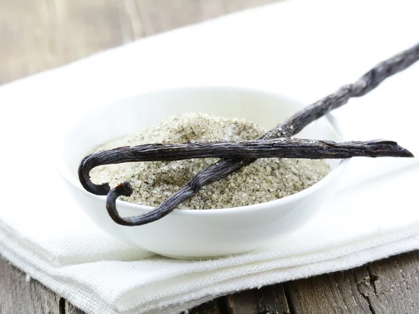 Vanilya fasulye ile doğal vanilya şekeri — Stok fotoğraf