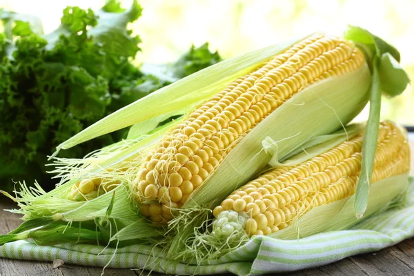 Zelenina čerstvá kukuřice na dřevěný stůl — Stock fotografie