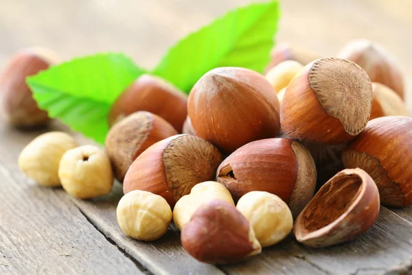Орехи на деревянном столе — стоковое фото