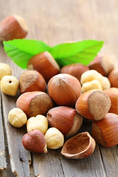 Hasselnötter på ett träbord — Stockfoto