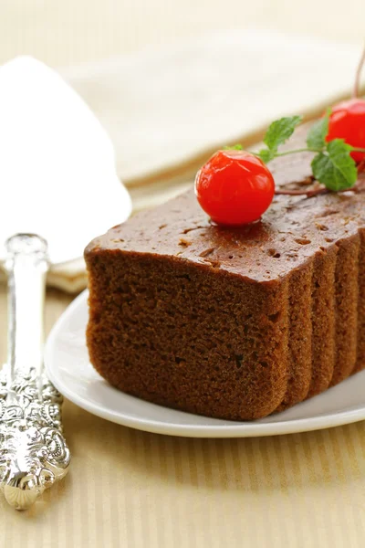 Gâteau d'anniversaire au chocolat avec cerises et menthe — Photo