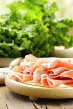 ahşap plaka üzerinde lezzetli dilimlenmiş jambon