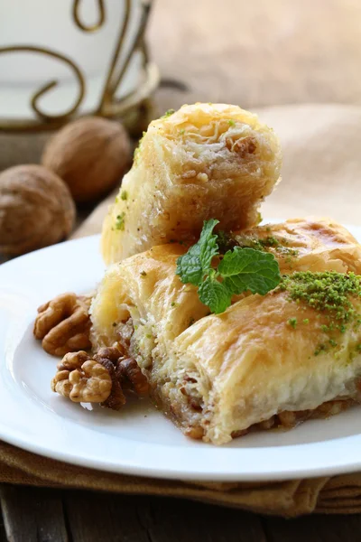 Sobremesa árabe turca tradicional - baklava com mel e nozes — Fotografia de Stock