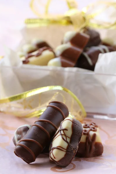 Assorti pyszne cukierki czekoladowe pralinki — Zdjęcie stockowe