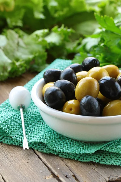 Apéritif olives noires et vertes sur une table en bois — Photo