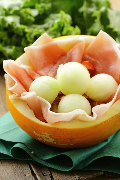 Antipasto tradizionale italiano, prosciutto con melone — Foto Stock