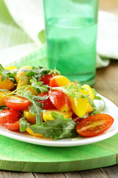Салат с рукколой и помидорами — стоковое фото