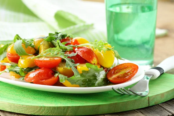 Salade met arugula en tomaten — Stockfoto