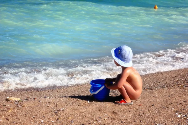 Kind op strand — Stockfoto