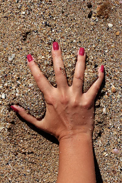 Hand in het zand — Stockfoto