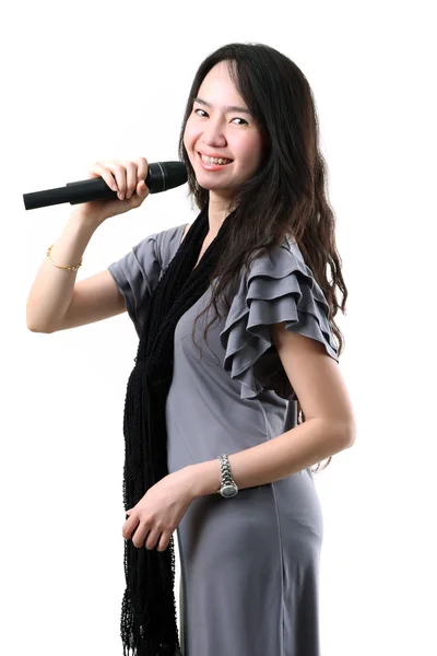 Καραόκε τραγουδίστρια σε λευκό φόντο. — Φωτογραφία Αρχείου