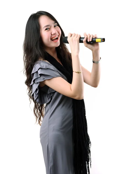 Karaoke-Sängerin auf weißem Hintergrund. — Stockfoto