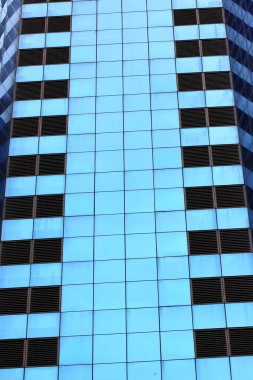 gökyüzü yansıması ile bina highrise cam
