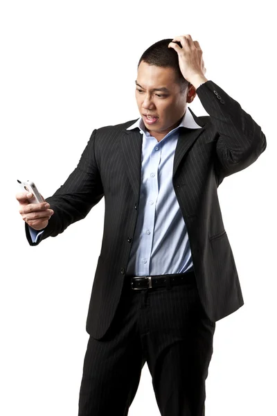Злой молодой человек кричит с мобильного телефона — стоковое фото