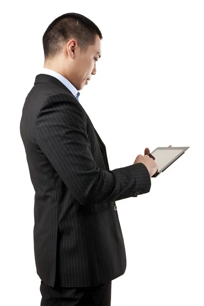 Бизнесмен, работающий над цифровым планшетом — стоковое фото