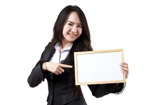 Obchodní žena držící prázdnou bílou tabuli — Stock fotografie