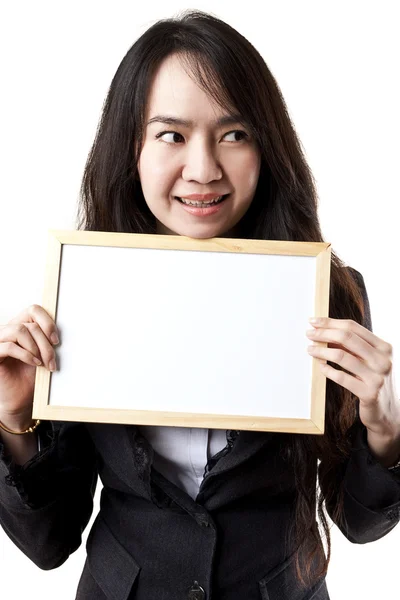 Affärskvinna som innehar en tom vit tavla — Stockfoto