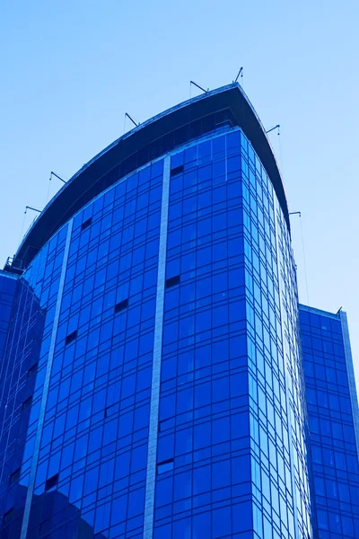 Skyscraper against a cloudless sky — Stock Photo, Image