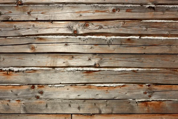 Параллельные деревянные бревна с теплоизоляционным материалом — стоковое фото