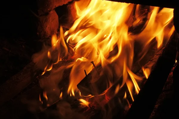 Lagerfeuer in der Nacht — Stockfoto