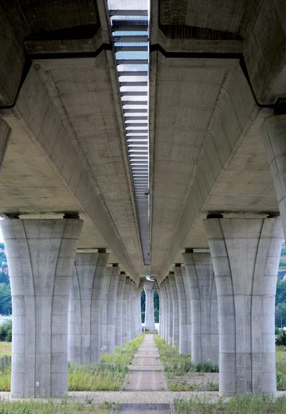 Un puente de alta dirección —  Fotos de Stock