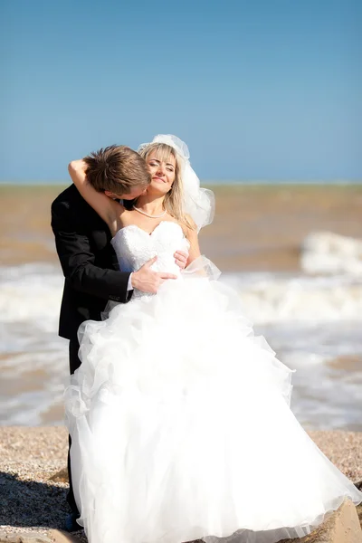 Mladá krásná dvojice novomanželů na moři — Stock fotografie