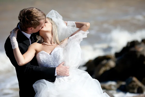 Młody piękny para nowożeńców na morzu — Zdjęcie stockowe
