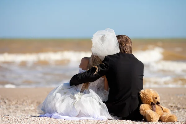 Young beautiful pair of newlyweds on the sea — Stock Photo, Image