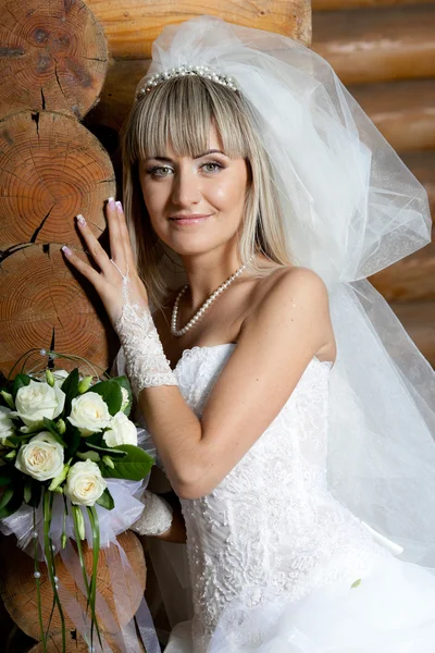 Uma noiva bonita no vestido de casamento branco . — Fotografia de Stock