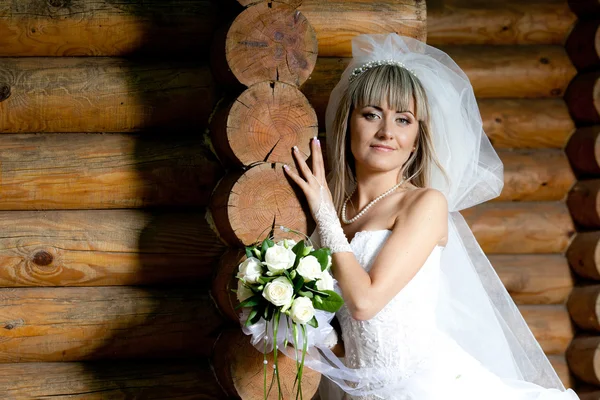 Una hermosa novia en el vestido de novia blanco . —  Fotos de Stock