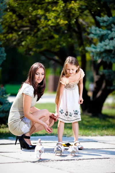 Mor och dotter leker i parken — Stockfoto