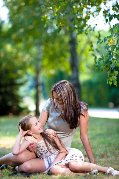 公園で遊んでいる母親と娘は — ストック写真