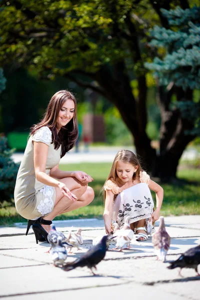 Madre e figlia che giocano nel parco — Foto Stock