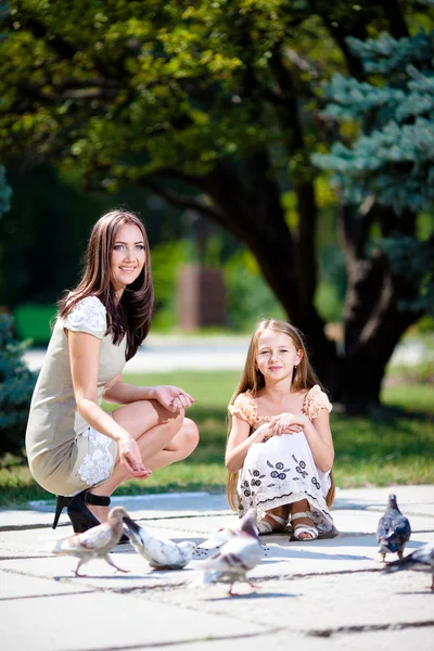 Mother and daughter playing in the park — Stock Photo, Image