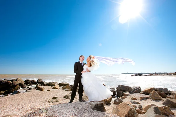 Unga vackra par nygifta på havet Royaltyfria Stockfoton