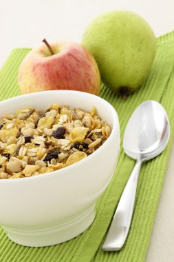 sağlıklı granola ve taze meyve