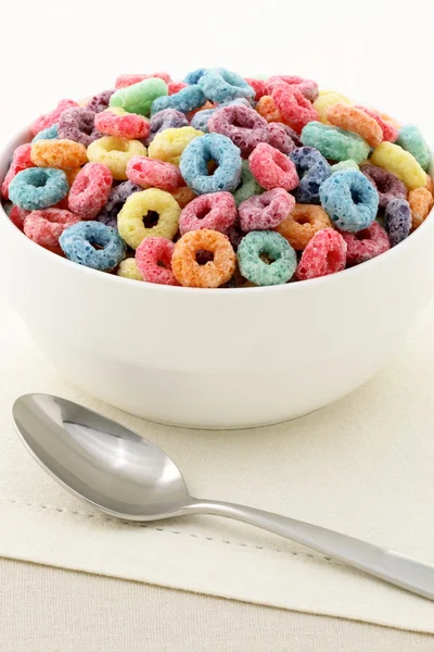 Niños deliciosos y nutritivos bucles de cereales o cereales de frutas —  Fotos de Stock