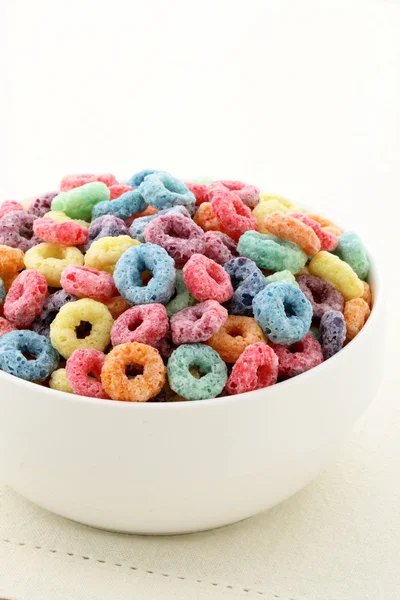 Niños deliciosos y nutritivos bucles de cereales o cereales de frutas —  Fotos de Stock