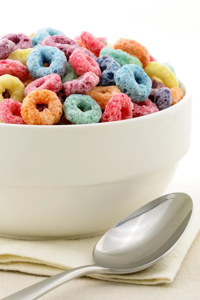 Niños deliciosos y nutritivos bucles de cereales o cereales de frutas — Foto de Stock