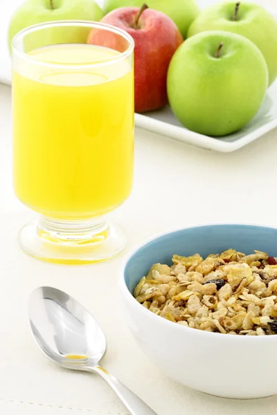 Egészséges granola és friss gyümölcsök — Stock Fotó