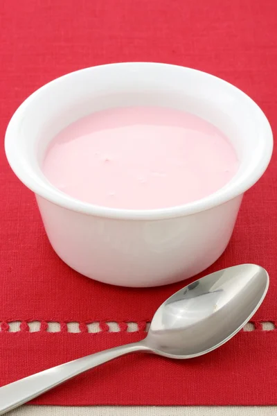 美味的新鲜酸奶 — 图库照片