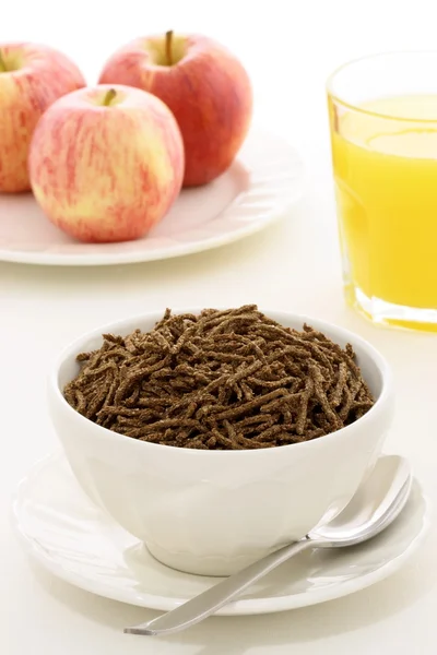 Healthy breakfast with fresh apple, orange juice and wheat bran cereal — Stock Photo, Image