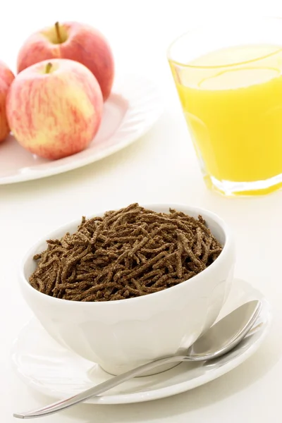 Zdrowy śniadanie świeży jabłkowy, pomarańczowy sok i pszenicy otręby zbóż — Zdjęcie stockowe
