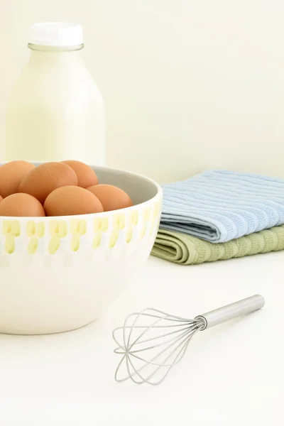 Huevos frescos y leche —  Fotos de Stock