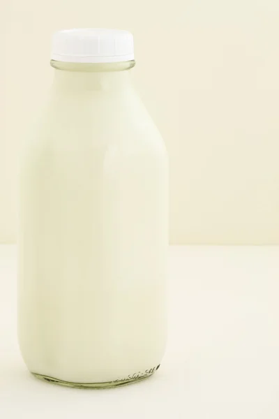 Garrafa de leite de vidro de quart — Fotografia de Stock