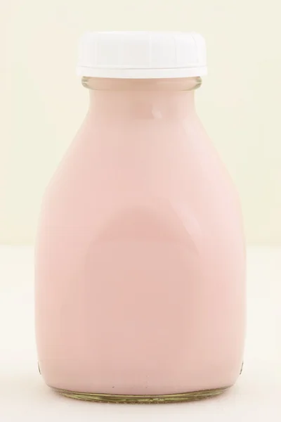 Çilek taze süt yarım litre — Stok fotoğraf