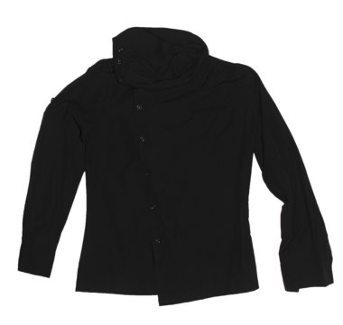 Siyah gömlek beyaz arkaplanda izole edilmiş