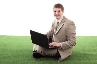 bir dizüstü bilgisayarda çalışan genç iş adamı