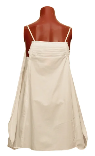 Стильное платье на манекен изолированы на белом — стоковое фото