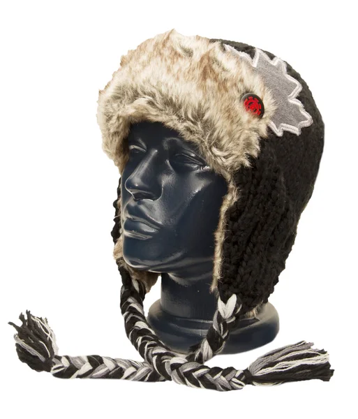 Beyaz zemin üzerinde bir kukla moda kış şapkası — Stok fotoğraf